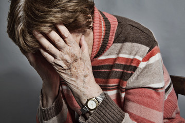 Seniorin hält sich Hände vors Gesicht, Depression, Demenz, Alzheimer