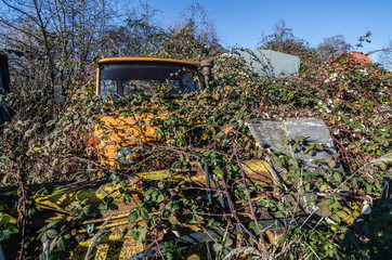 verlassener oranger unimog