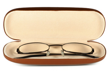 Lesebrille im Etui isoliert auf wei&szlig;em Hintergrund