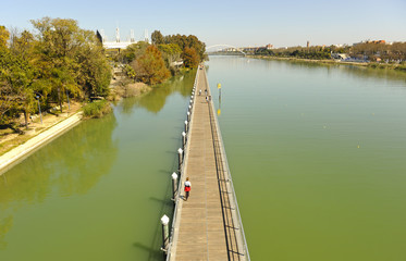 Fototapeta na wymiar Paseo por la orilla del río guadalquivir en Sevilla, España