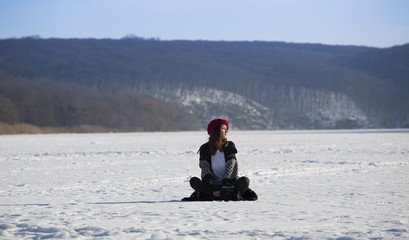 Fototapeta na wymiar Girl with red beret on the winter landskapes