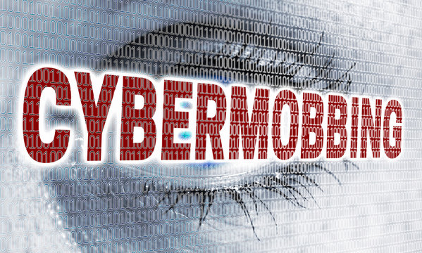 Cybermobbing auge mit matrix blickt auf betrachter konzept