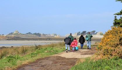 Fototapeta premium Retour de pêche à pieds en famille en Bretagne