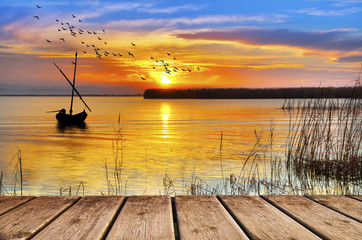 Fototapeta na wymiar amanece un dia de colores en el lago