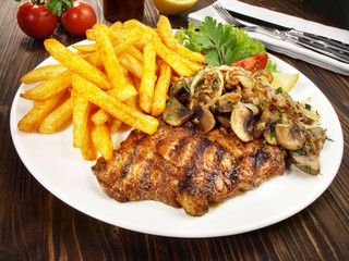 Steak vom Schwein mit Pommes Frites