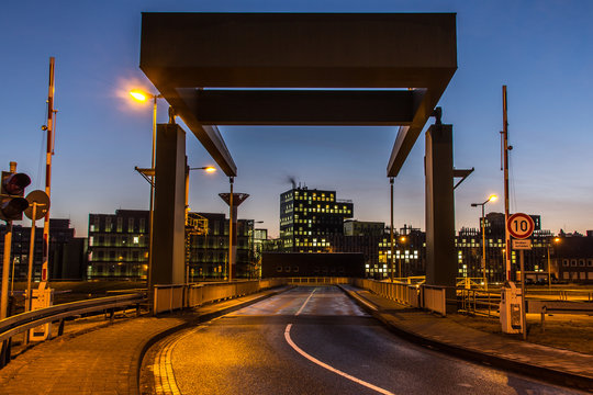 Zugbr&uuml;cke an der Doppelschleuse Bremerhaven