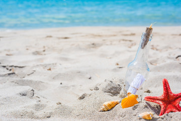 Obraz na płótnie Canvas bottle on the beach