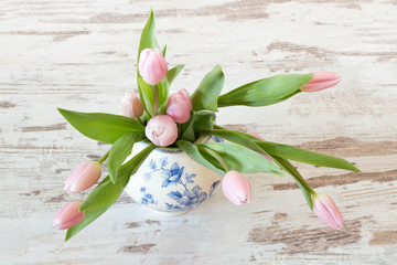 Rosa Tulpen in einer Vase