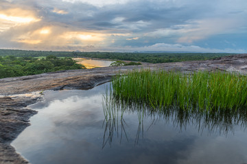 Sonnenuntergang am Fluss