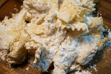 chiacchiere di carnevale con zucchero velato 