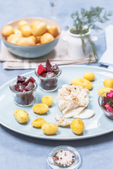 Gebratenes Kabeljaufilet mit Röstkartoffeln und Rote Beet Salat