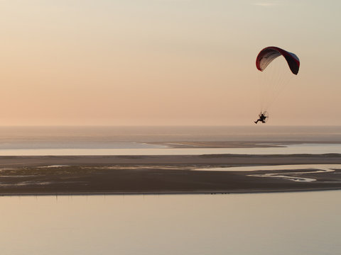 paramoteur au soleil couchant