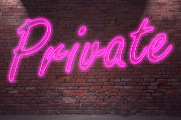 Leuchtreklame Private an Ziegelsteinmauer