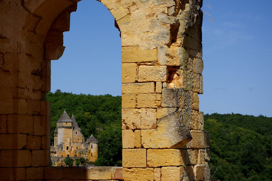 Chateau de Laussel, Dordogne France - par la fen&ecirc;tre 

