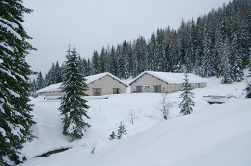 Casera Aiarnola under the snow.