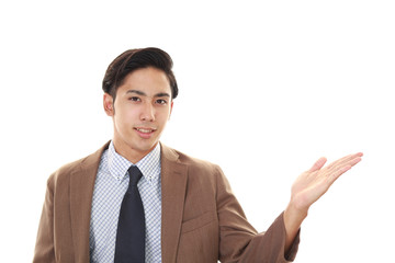 案内する笑顔のビジネスマン
