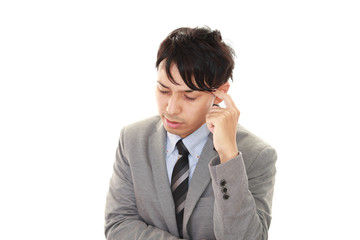 頭痛に悩む男性
