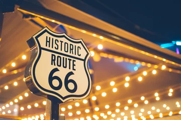  Historisch Route 66-bord in Californië met decoratielichten op de achtergrond © mysh