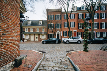 Fototapeta na wymiar Cobblestone street and brick houses in Society Hill, Philadelphi