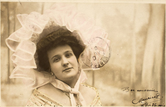 Carte Postale Ancienne / Femme De La Belle Epoque