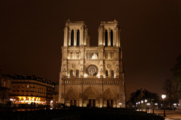Fototapeta na wymiar Notre Dame de Paris at Night