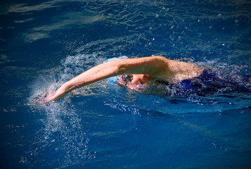 Fototapeta na wymiar Young woman swimmer