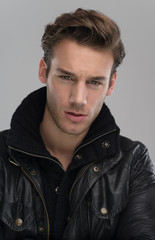 Obraz premium portrait of a young guy over gray background