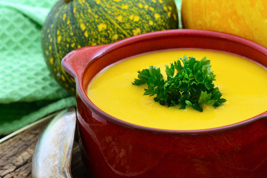 K&uuml;rbiscremesuppe - K&uuml;rbissuppe in Suppentasse, Nahaufnahme, Food Styling 