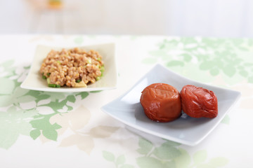 日本伝統料理の梅干しと納豆

