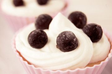 cupcakes with cream, cakes with cream and berries
