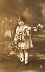 Carte postale ancienne / Enfant au bouquet
