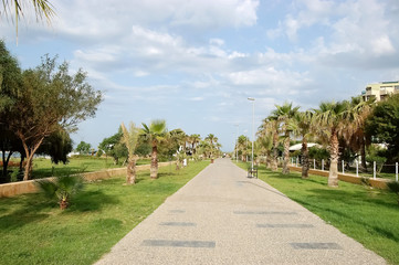 Obraz premium Promenade along the beach in the Turkish resort of Side.