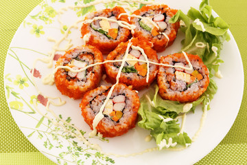 おいしそうなおカリフォルニアロール巻き
