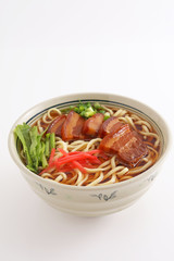 沖縄伝統の三枚肉そば

