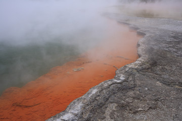 Bassin et source d'eau chaude /  Wai-O Tapu
