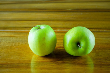 Äpfel auf dem Tisch