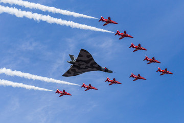 The Vulcan with the Red Arrows one final time - obrazy, fototapety, plakaty