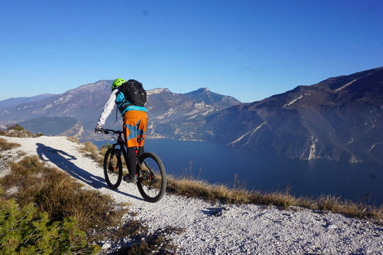 Mountainbiker oberhalb des Gardasees