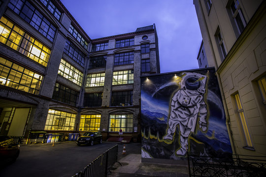 Innenhof eines restaurierten Fabrikgeländes in Berlin Kreuzberg am Abend