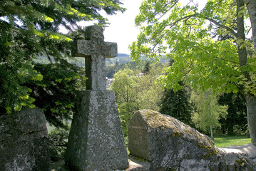 Kreuz im Stadtpark von Murol, Vulkanauvergne