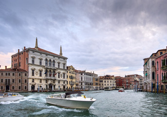 Naklejka premium Canal Grande and Rialto bridge on the early morning in Venice, Italy
