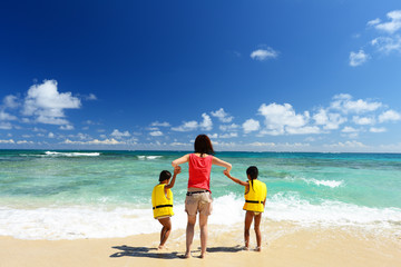 海辺で寛ぐ笑顔の親子
