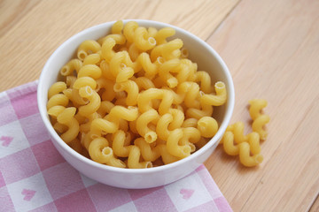 Pasta in una ciotola su tavolo di legno