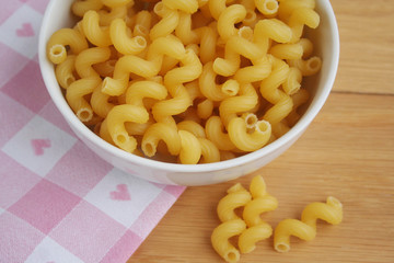 Pasta in una ciotola su tavolo di legno