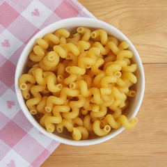 Pasta in una ciotola su tavolo di legno