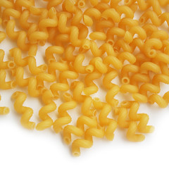 Mucchio di pasta su sfondo bianco