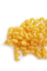 Mucchio di pasta su sfondo bianco