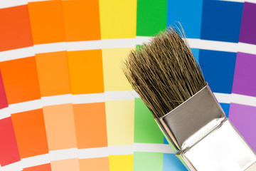 Pinsel liegt auf Farbstreifen.