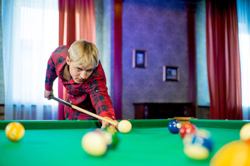 Fototapeta premium man playing billiard