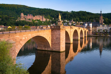 Fototapeta premium Alte Brücke und Schloss in Heidelberg, Deutschland